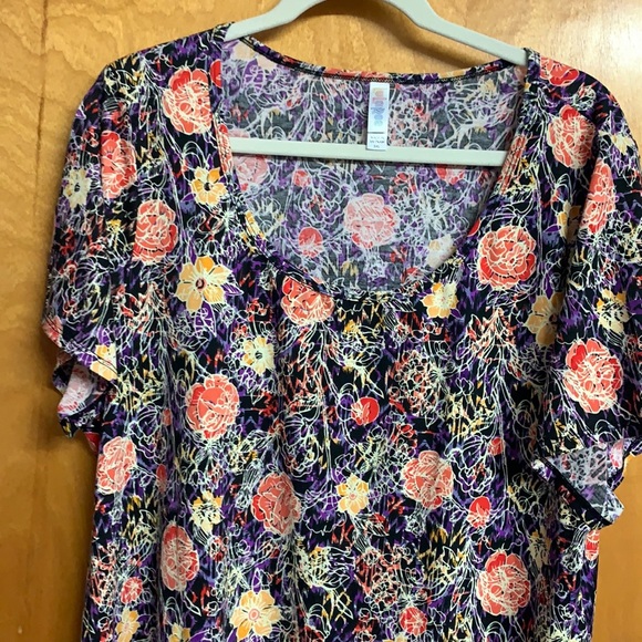 LuLaRoe Tops - LulaRoe classic T.